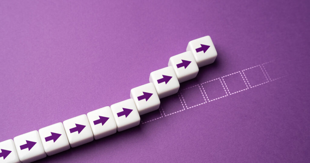 Purple arrows on dice moving in line